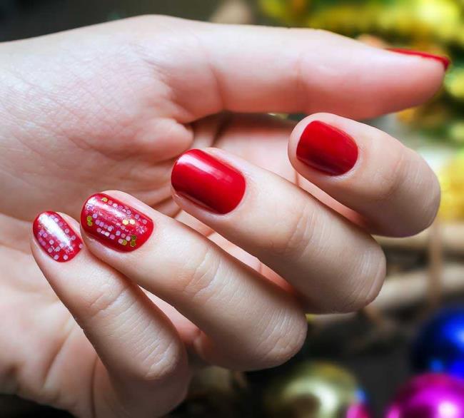 Red Christmas nails 2020: the most beautiful ideas