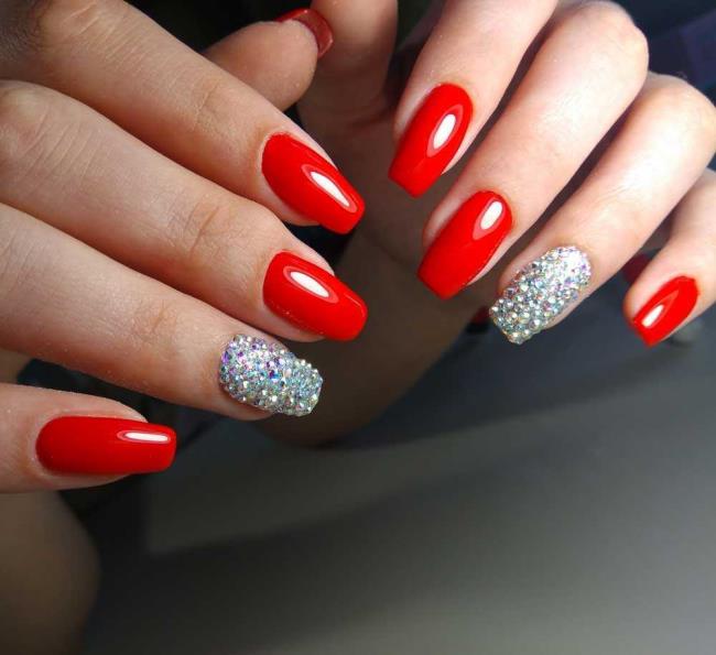 Red Christmas nails 2020: the most beautiful ideas