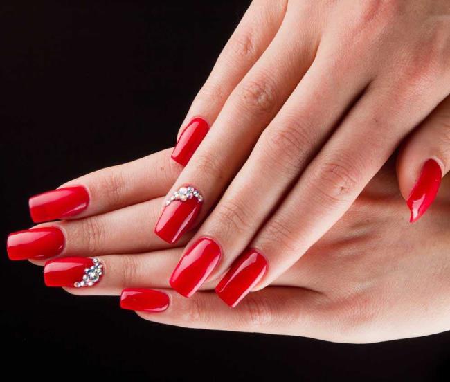 Red Christmas nails 2020: the most beautiful ideas