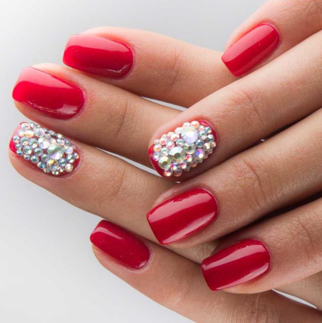 Red Christmas Nails 2020: أجمل الأفكار