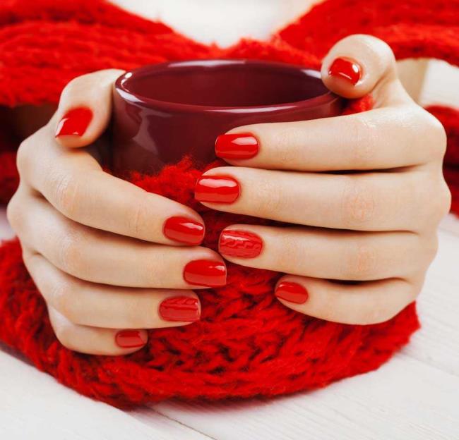 Red Christmas nails 2020: the most beautiful ideas