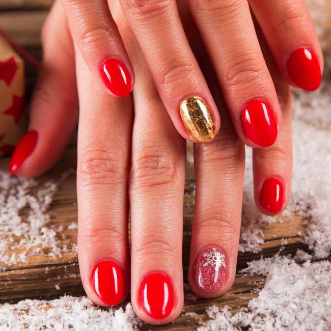 Red Christmas nails 2020: the most beautiful ideas