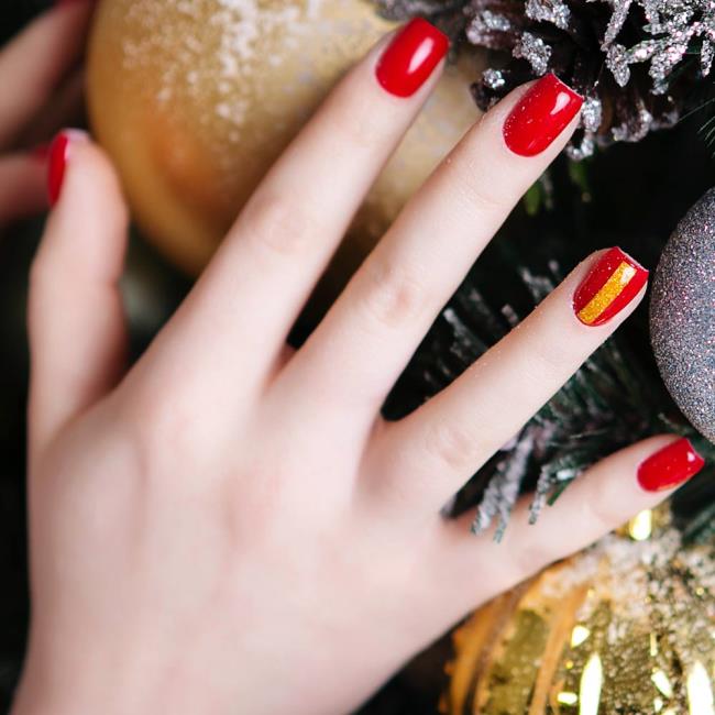 Red Christmas nails 2020: the most beautiful ideas