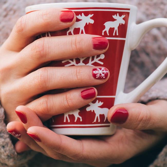 Red Christmas nails 2020: the most beautiful ideas