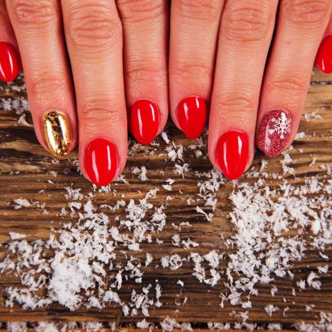 Red Christmas nails 2020: the most beautiful ideas