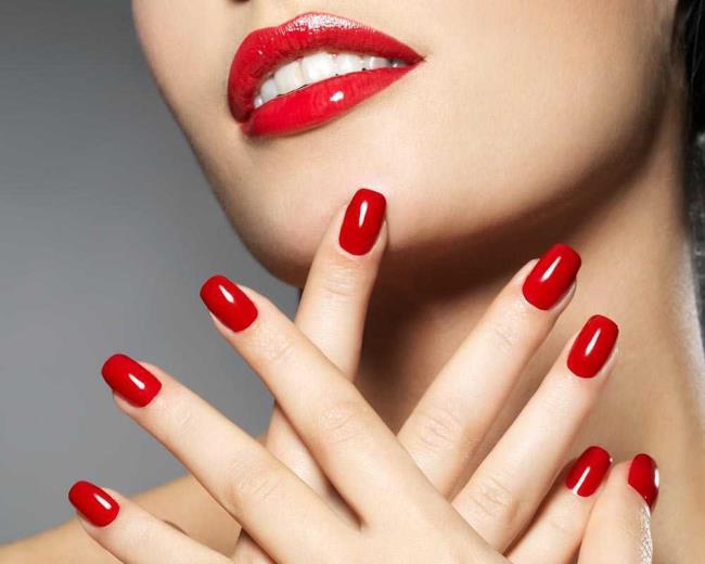 Red Christmas nails 2020: the most beautiful ideas