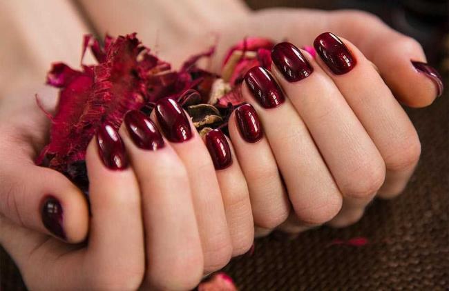 Red Christmas nails 2020: the most beautiful ideas