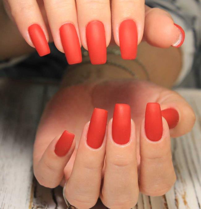 Red Christmas nails 2020: the most beautiful ideas