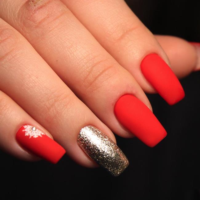 Red Christmas nails 2020: the most beautiful ideas