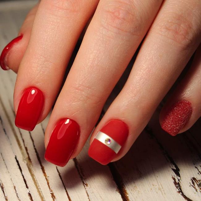 Red Christmas nails 2020: the most beautiful ideas