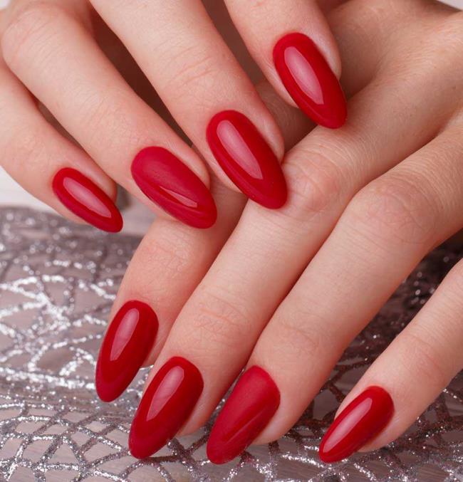 Red Christmas nails 2020: the most beautiful ideas