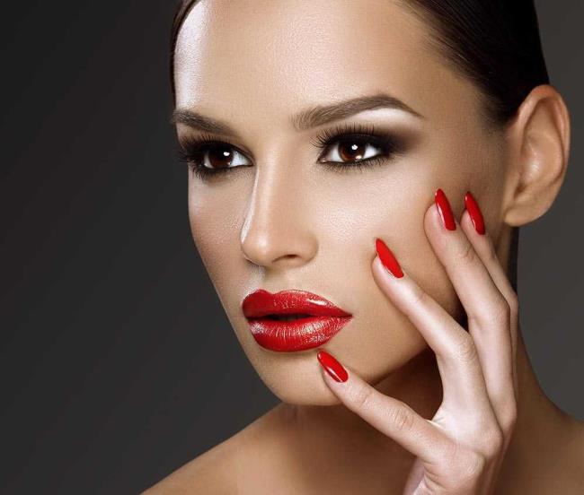 Red Christmas nails 2020: the most beautiful ideas