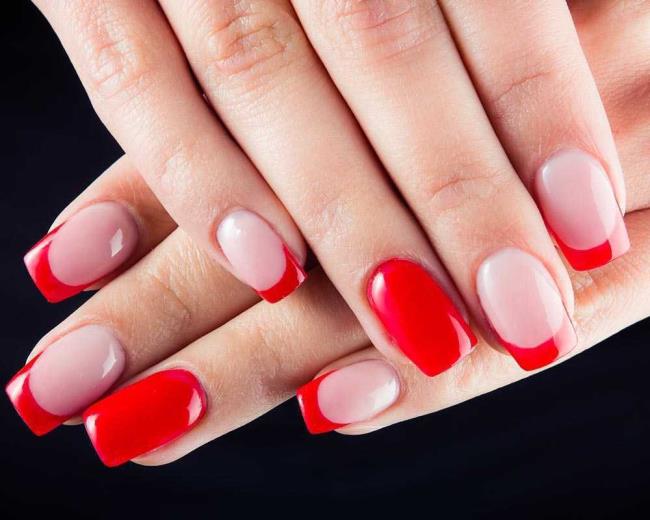 Red Christmas nails 2020: the most beautiful ideas