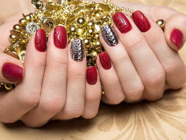 Red Christmas nails 2020: the most beautiful ideas