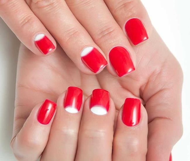 Red Christmas nails 2020: the most beautiful ideas