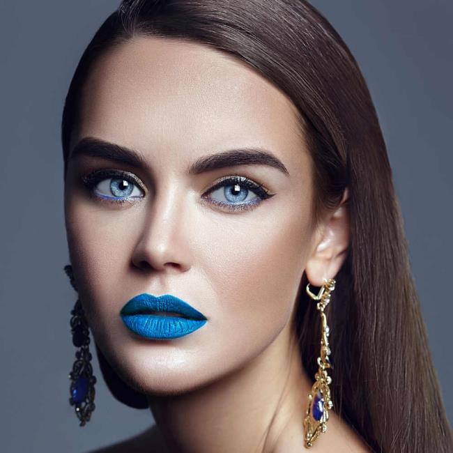 Classic Blue Pantone 2020: make-upideeën, schoonheidsproducten en make-up