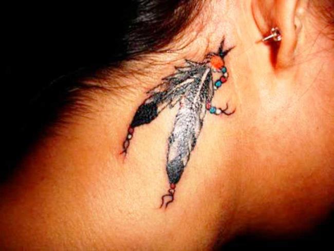 Tatouage de plumes: signification et 150 photos pour vous inspirer