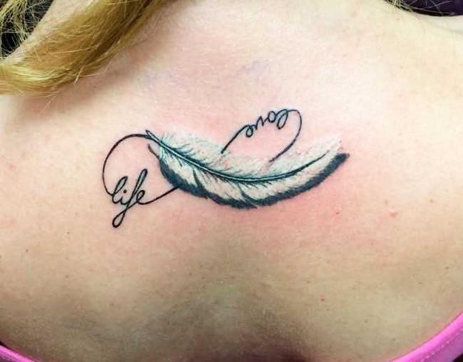 Tatouage de plumes: signification et 150 photos pour vous inspirer