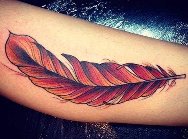 Tatouage de plumes: signification et 150 photos pour vous inspirer