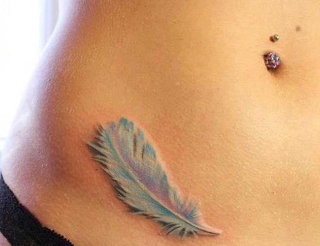 Tatuagem de penas: significado e 150 fotos para inspirar você