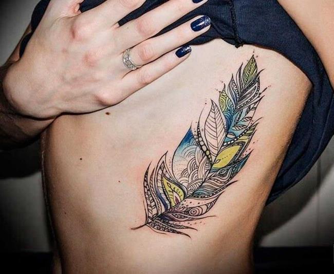 Tatuagem de penas: significado e 150 fotos para inspirar você