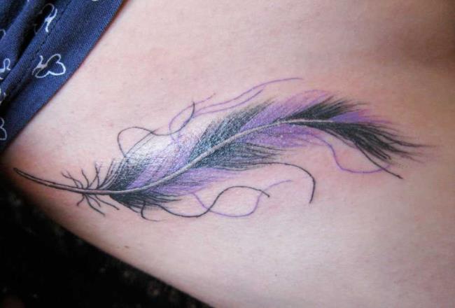 Tatouage de plumes: signification et 150 photos pour vous inspirer