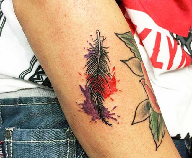 Tatuagem de penas: significado e 150 fotos para inspirar você