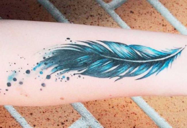 Feather tattoo: meaning and 150 photos to inspire you