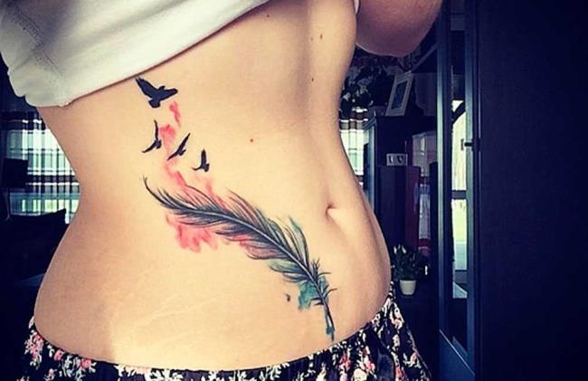 Tatouage de plumes: signification et 150 photos pour vous inspirer