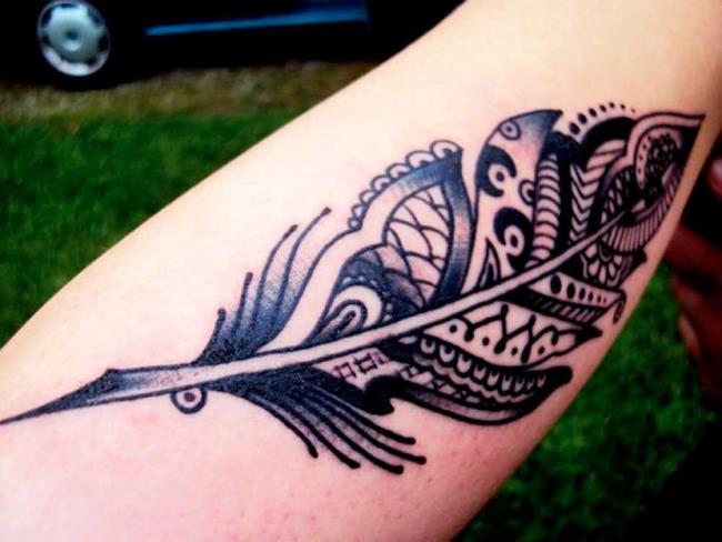 Tatuaż z piór: znaczenie i 150 zdjęć, które Cię zainspirują