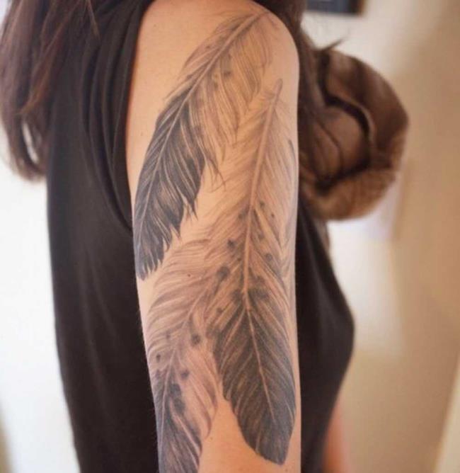 Tatuagem de penas: significado e 150 fotos para inspirar você