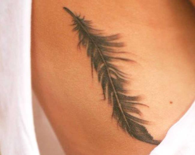 Tatouage de plumes: signification et 150 photos pour vous inspirer