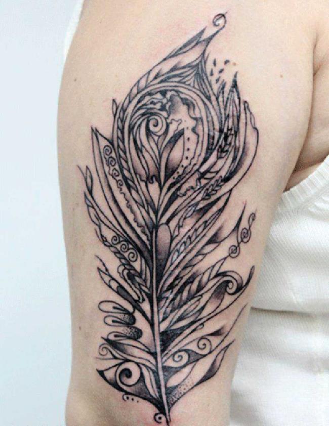 Tatuagem de penas: significado e 150 fotos para inspirar você