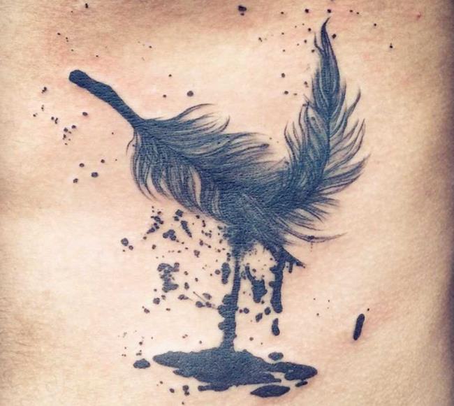 Tatouage de plumes: signification et 150 photos pour vous inspirer