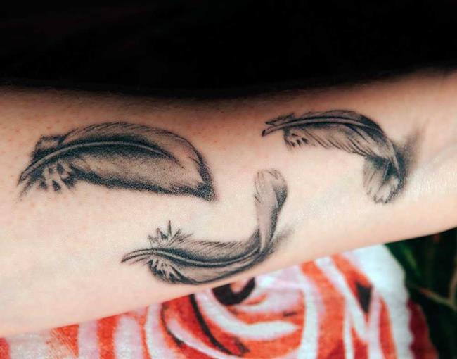 Tatouage de plumes: signification et 150 photos pour vous inspirer