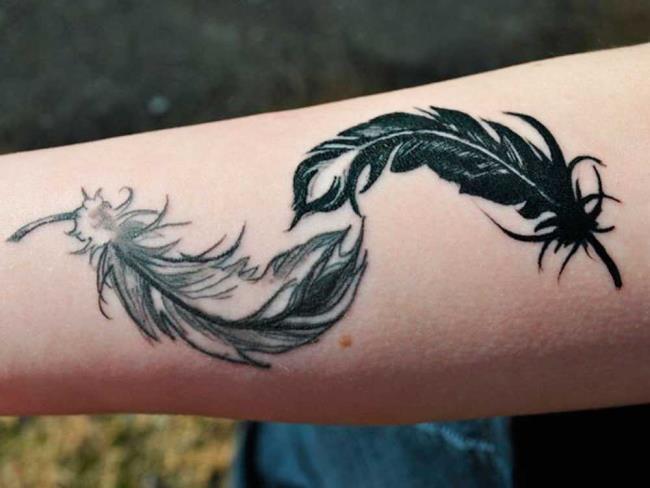 Tatouage de plumes: signification et 150 photos pour vous inspirer