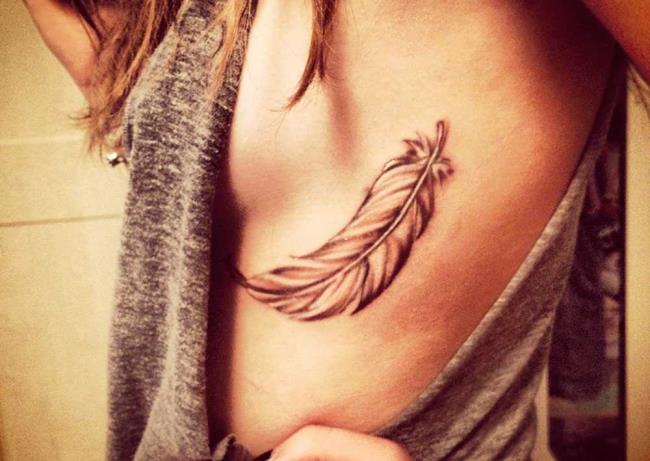 Tatouage de plumes: signification et 150 photos pour vous inspirer