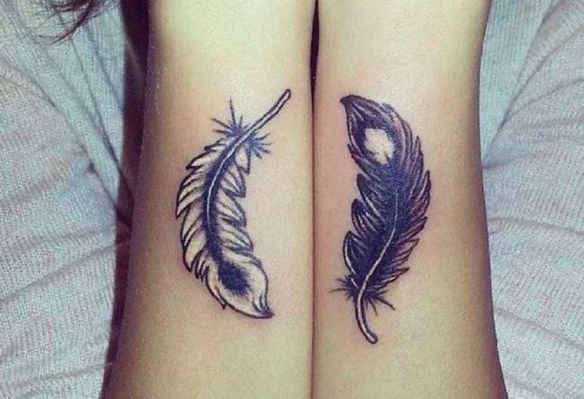 Tatouage de plumes: signification et 150 photos pour vous inspirer