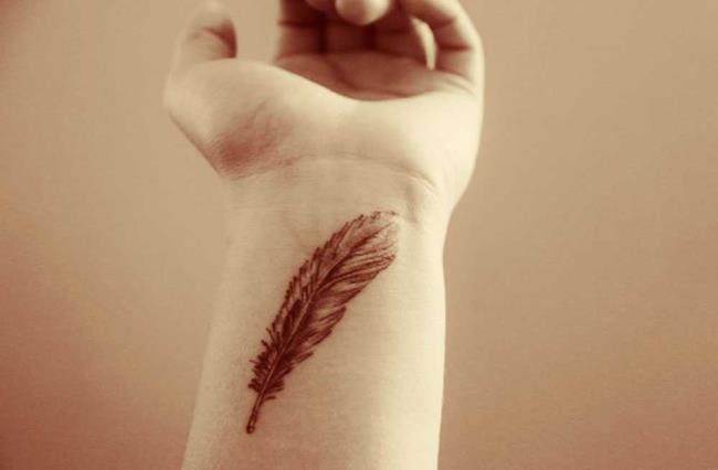 Feather tattoo: meaning and 150 photos to inspire you