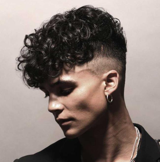 Coupe de cheveux bouclés pour hommes: 100 beaux looks tendance