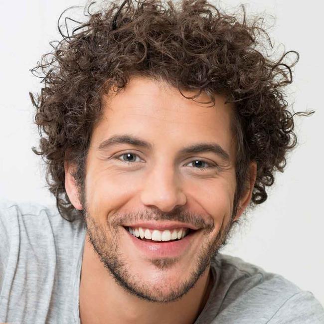 Corte de pelo rizado para hombres: 100 hermosos looks de moda