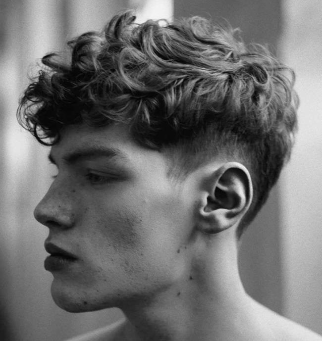 Coupe de cheveux bouclés pour hommes: 100 beaux looks tendance