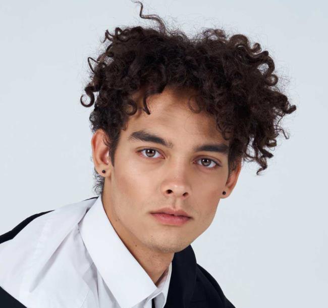 Coupe de cheveux bouclés pour hommes: 100 beaux looks tendance