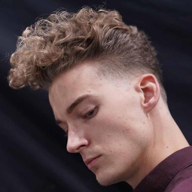 Potongan rambut keriting untuk pria: 100 penampilan trendi yang cantik