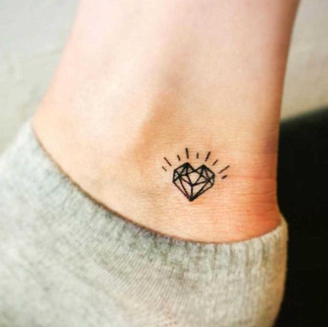 Tatouages ​​petits et féminins: 200 photos et idées pour vous inspirer