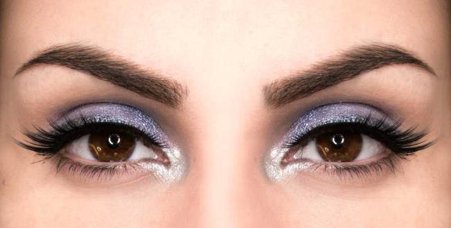 茶色の目のための迅速かつ簡単な紫色の化粧