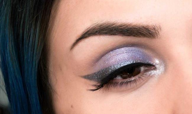 茶色の目のための迅速かつ簡単な紫色の化粧