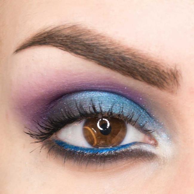 Maquillaje azul para ojos oscuros: tutorial