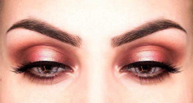 Różowy makijaż dla jasnych oczu: jak uczynić je magnetycznymi