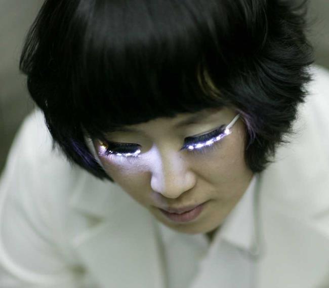 Bulu mata palsu LED: fashion untuk menerangi mata Anda!